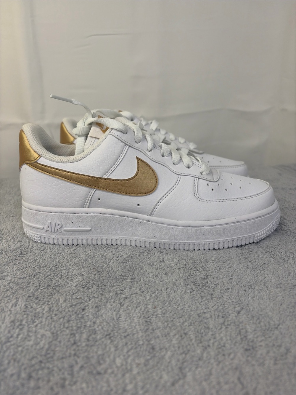 Nike Women’s Air Force 1’s White/Metallic Gold. BNWOB! DC9486-114 stk#EC0027
